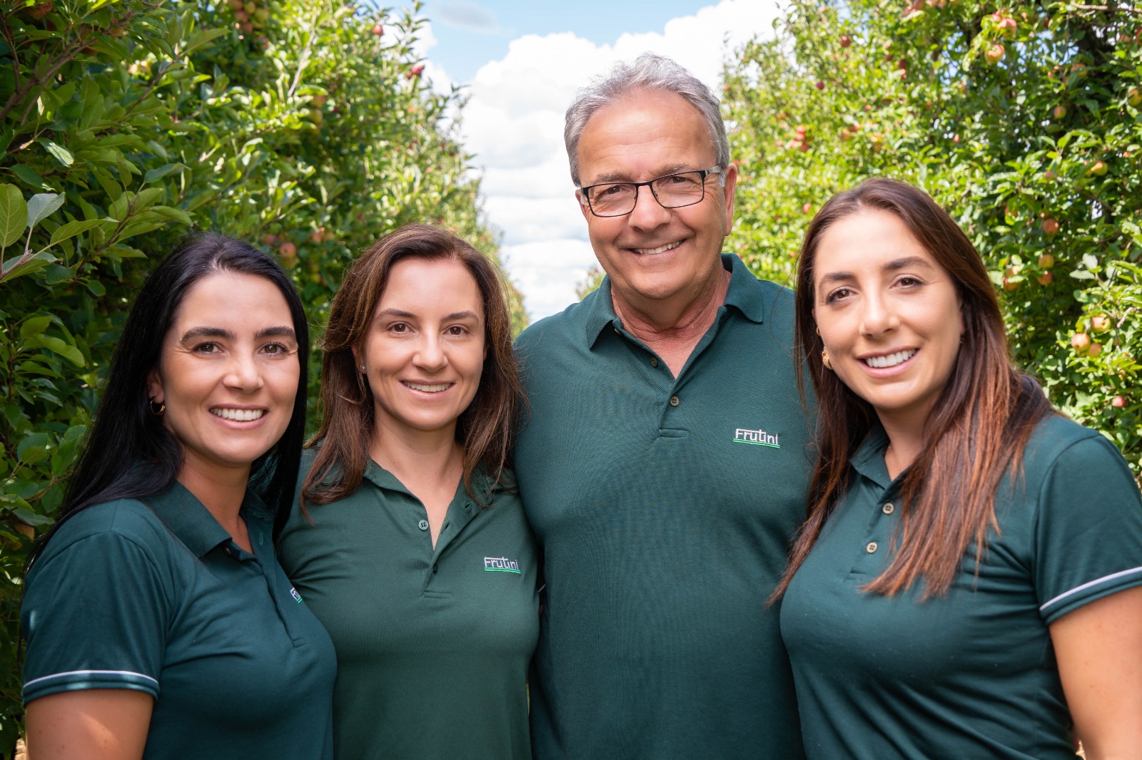 Família Frutini reunida em um pomar de maçãs